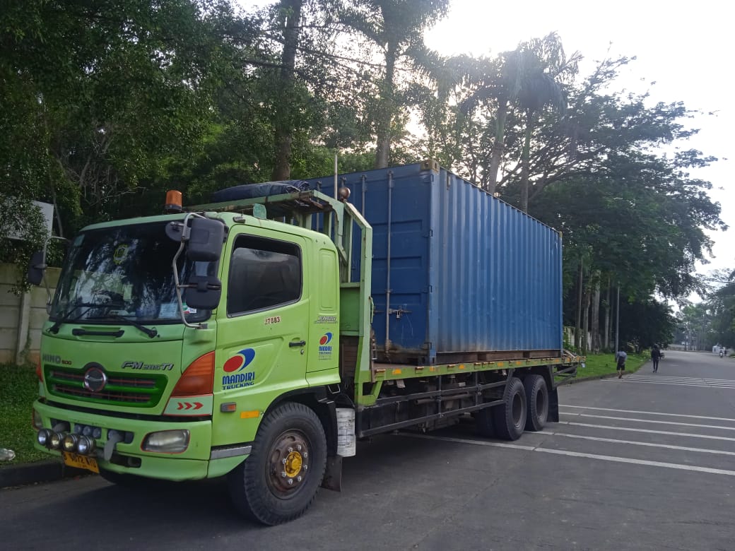 Truk kontainer Mandiri Trucking