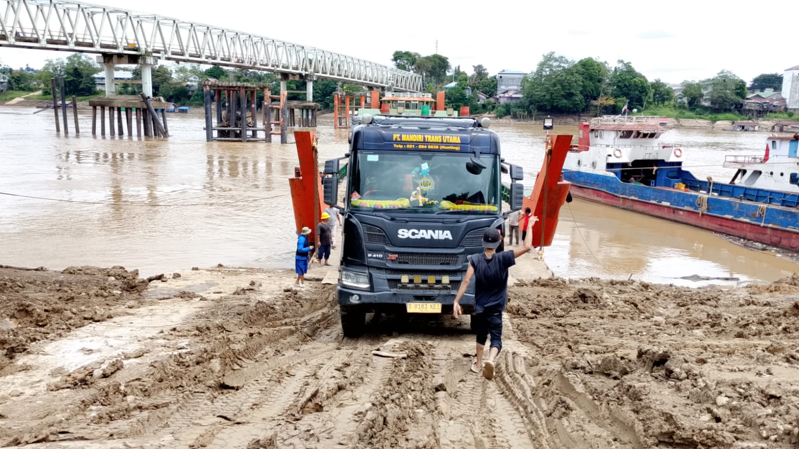Truk lowbed untuk pengangkutan alat berat